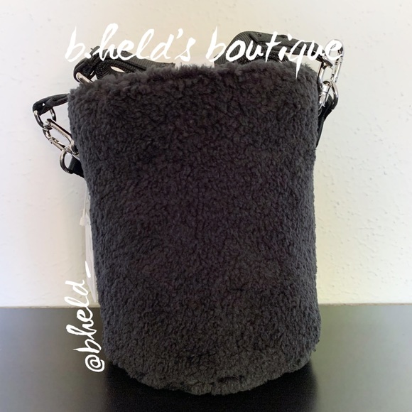 lululemon Crossbody Bucket Bag *Fleece 2.5L in Black One Size Brand New NWT - Picture 2 of 15